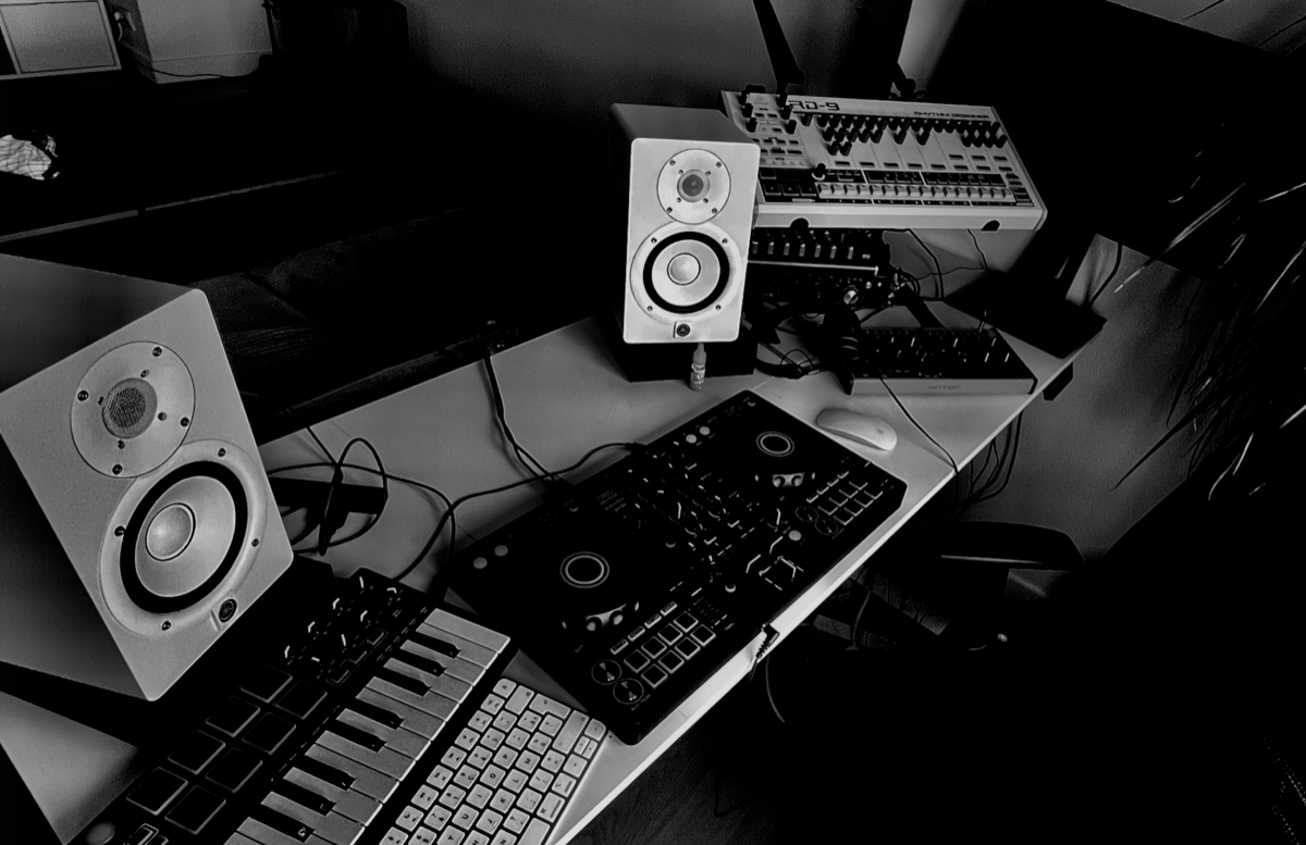 Studio — moniteurs et Behringer RD-9